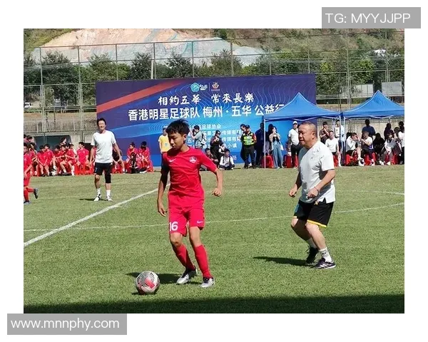 每体：阿根廷队在西班牙集训，球迷热情高涨只为一睹梅西风采